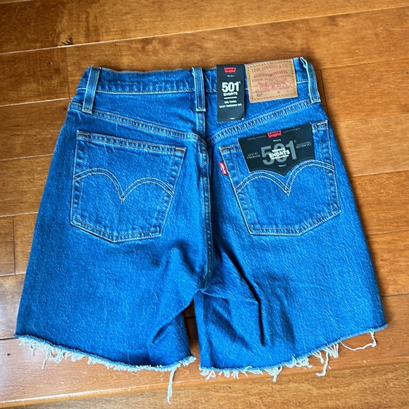 NWT Levi's 501 Mid Thigh Jean Easy Through Hip Jean Shorts - Picture 5 of 9